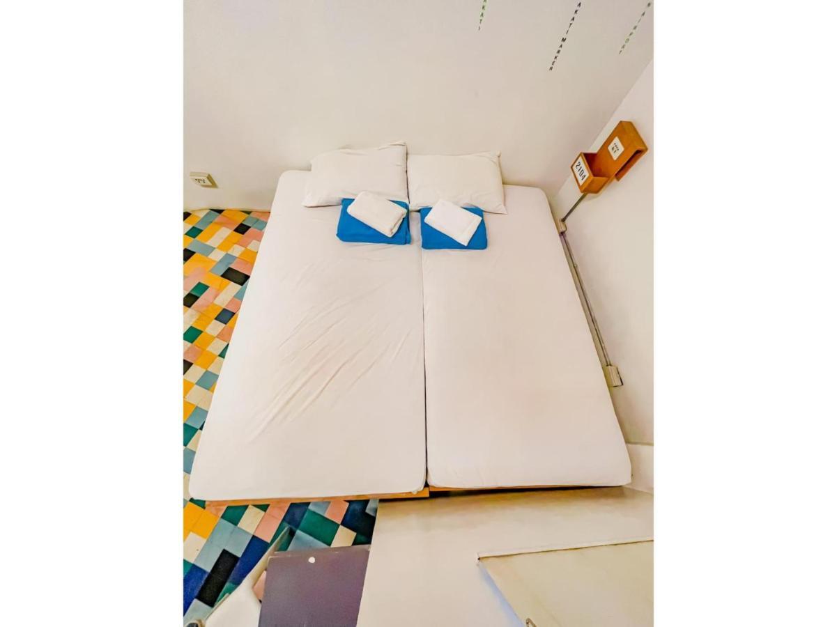 Oyo 866 Junction Hostels Manila Bagian luar foto